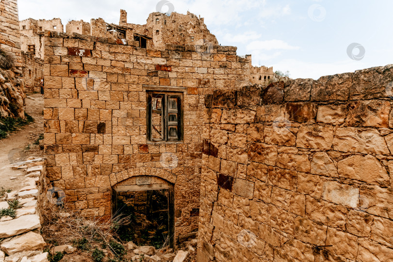 Скачать Крепость Аул Гамсутль в старом городе, старинная каменная достопримечательность, пейзаж фортификационного сооружения, Дагестан, Россия фотосток Ozero