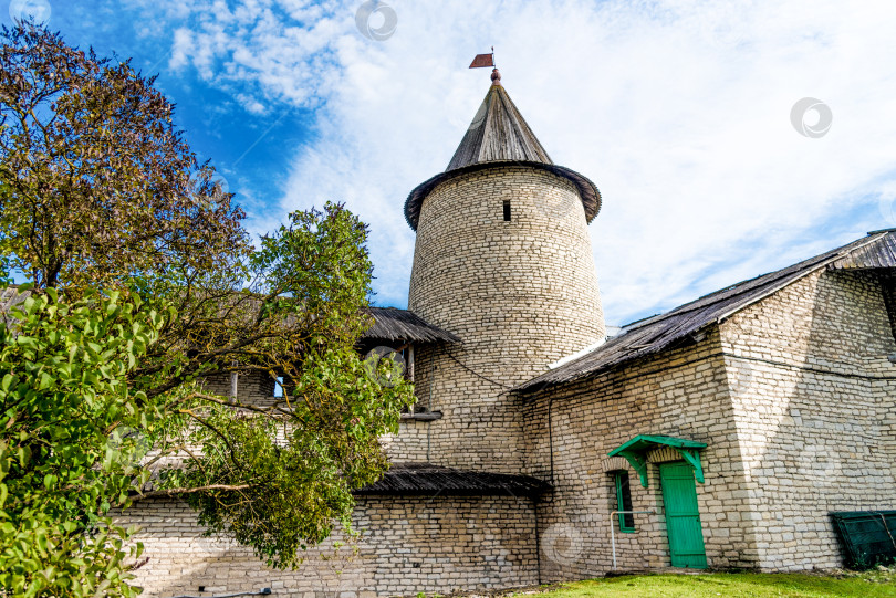 Скачать Псков, Россия, 12 июля 2021 года, Крепость Старый город, историческое каменное фортификационное сооружение бастион, Россия фотосток Ozero