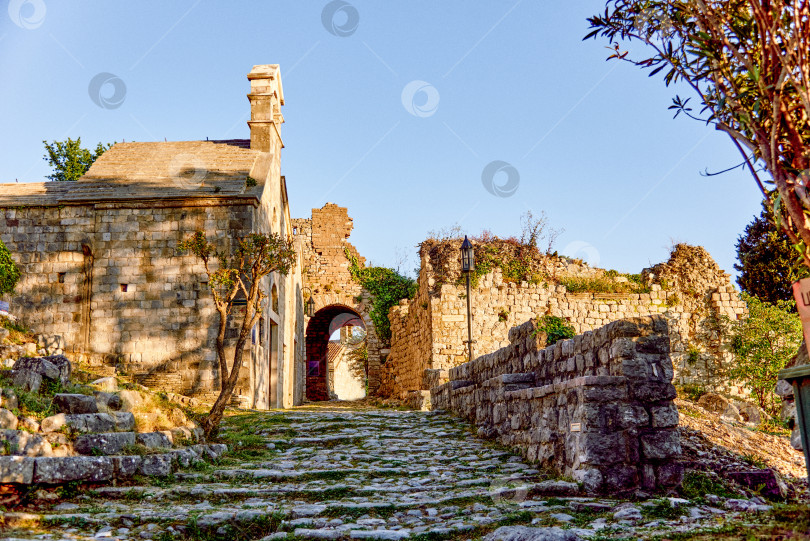 Скачать Стари Бар, Черногория, 2 апреля 2024 года, Старый город-крепость, каменное наследие, фортификационное сооружение, Стари Бар, Черногория фотосток Ozero