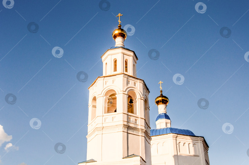 Скачать Казань, Россия, 2 июня 2018 года, кирха православного кафедрального собора с золотыми куполами и крестами, внешний вид фотосток Ozero