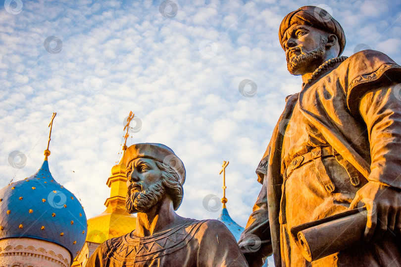 Скачать Казань, Россия, 29 июля 2015 года, памятник архитекторам Казанского Кремля на фоне Благовещенского собора фотосток Ozero