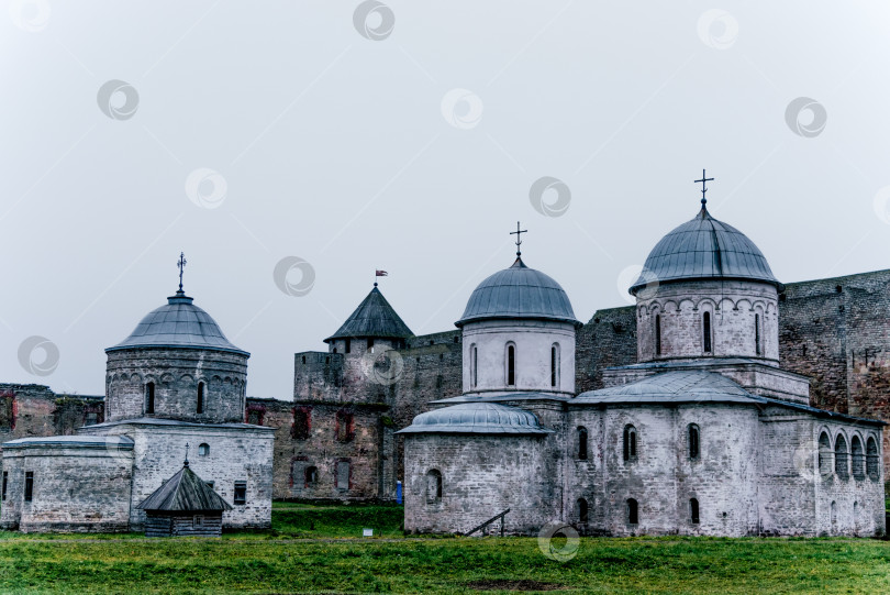 Скачать Ивангород, Россия, 2 мая 2019 года, Каменное фортификационное сооружение старого города Ивангородской крепости, Россия фотосток Ozero