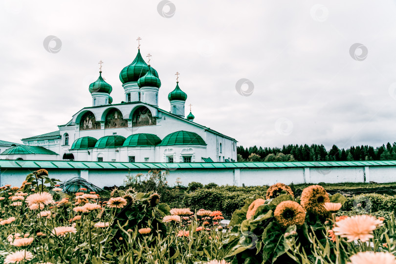 Скачать Старая Слобода, Россия, 30 сентября 2017 года, православный Александро-Свирский монастырь фотосток Ozero