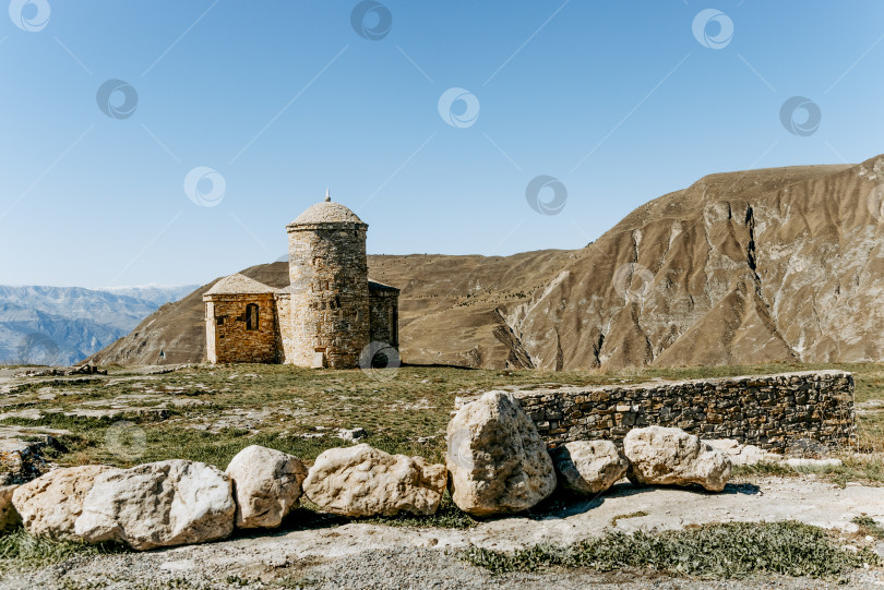 Скачать Дагестан, Россия, 12 мая 2020 года, Старая небольшая каменная исламская религия, архитектура мусульманской мечети в горах Дагестана, Россия фотосток Ozero