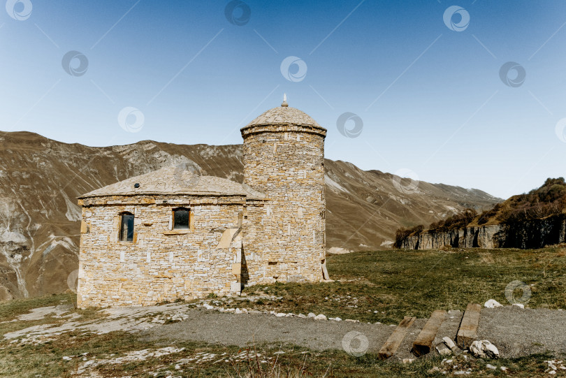 Скачать Дагестан, Россия, 12 мая 2020 года, Старая небольшая каменная исламская мечеть в горах Дагестана, Россия фотосток Ozero