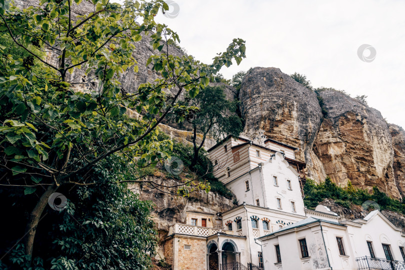 Скачать Бахчисарай, Крым, 20 июля 2020 года,Старинный христианский православный монастырский храм в горах, Бахчисарай, Крым фотосток Ozero