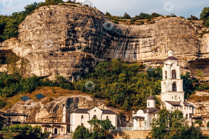 Скачать Бахчисарай, Крым, 20 июля 2020 года, Старинный христианский православный монастырский храм в горах, Бахчисарай, Крым фотосток Ozero