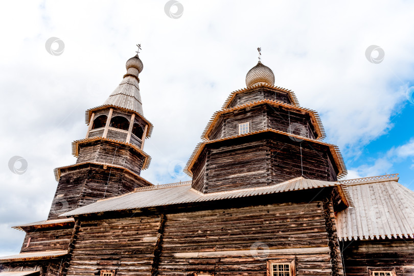 Скачать Великий Новгород, Россия, 12 мая 2020 года, Старинный традиционный русский деревянный православный храм, вымощенный булыжником фотосток Ozero