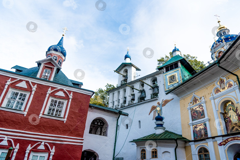 Скачать Печоры, Россия, 6 октября 2018 года, храм Свято-Успенского Псково-Печерского монастыря фотосток Ozero