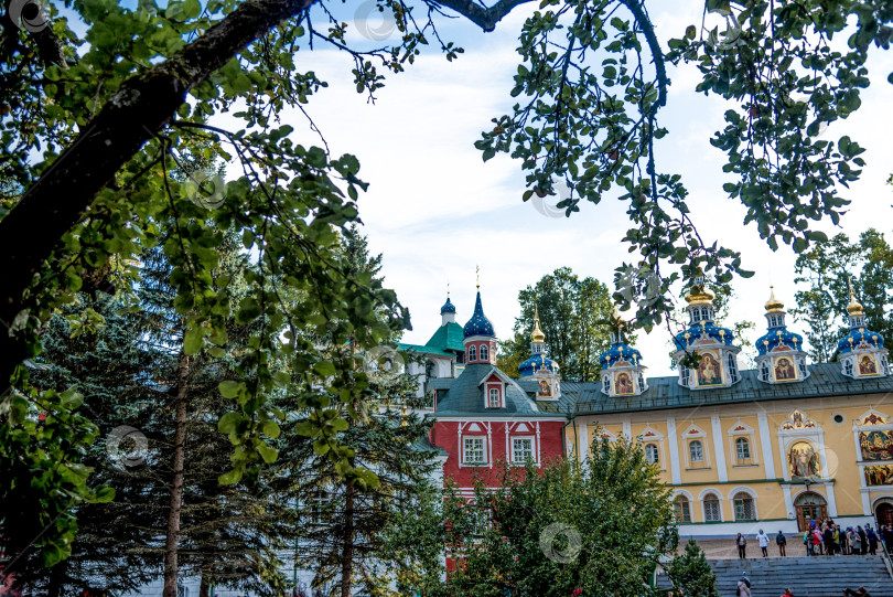 Скачать Печоры, Россия, 6 октября 2018 года, храм Свято-Успенского Псково-Печерского монастыря фотосток Ozero