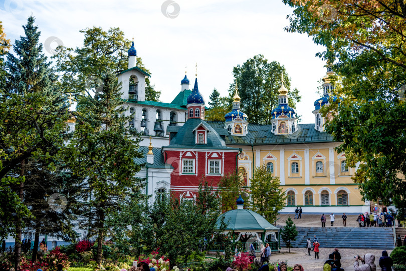 Скачать Печоры, Россия, 6 октября 2018 года, храм Свято-Успенского Псково-Печерского монастыря фотосток Ozero