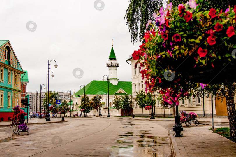Скачать Казань, Россия, 29 июля 2015 года, Небольшая мусульманская мечеть с одним минаретом в старой части города фотосток Ozero