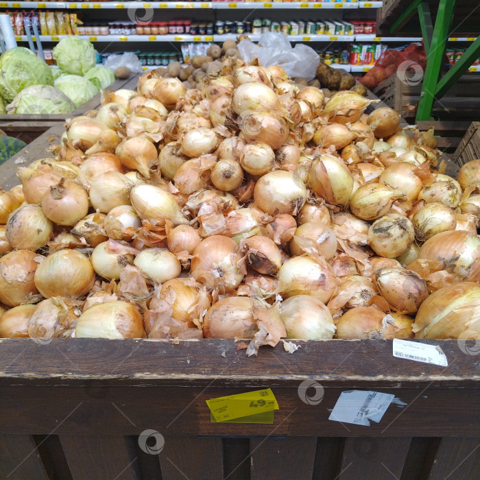 Скачать Отдел лука в магазине "Магнит". фотосток Ozero