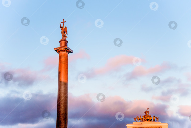 Скачать Санкт-Петербург, Россия, 27 июля 2017 года, Александровская колонна на Дворцовой площади фотосток Ozero