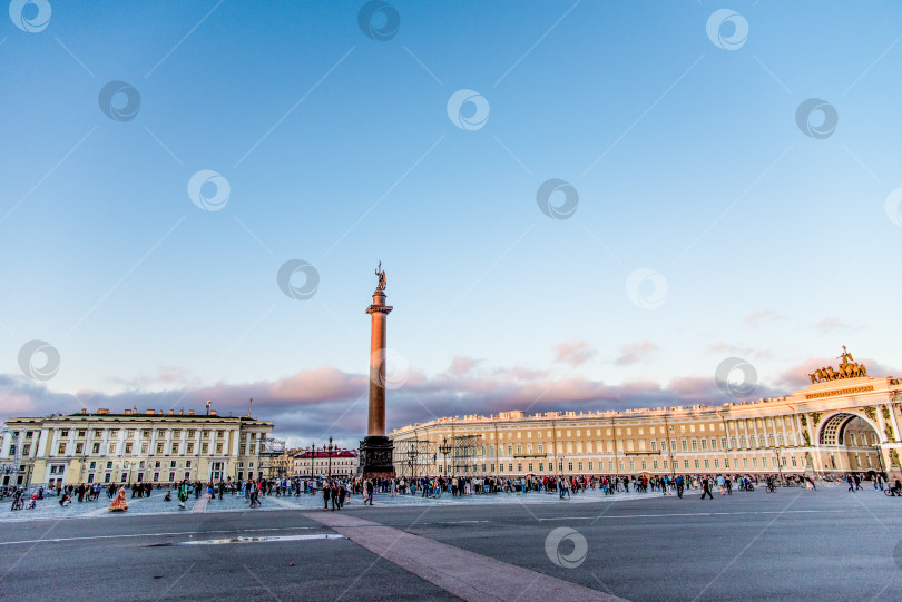 Скачать Санкт-Петербург, Россия, 27 июля 2017 года, Александровская колонна на Дворцовой площади фотосток Ozero