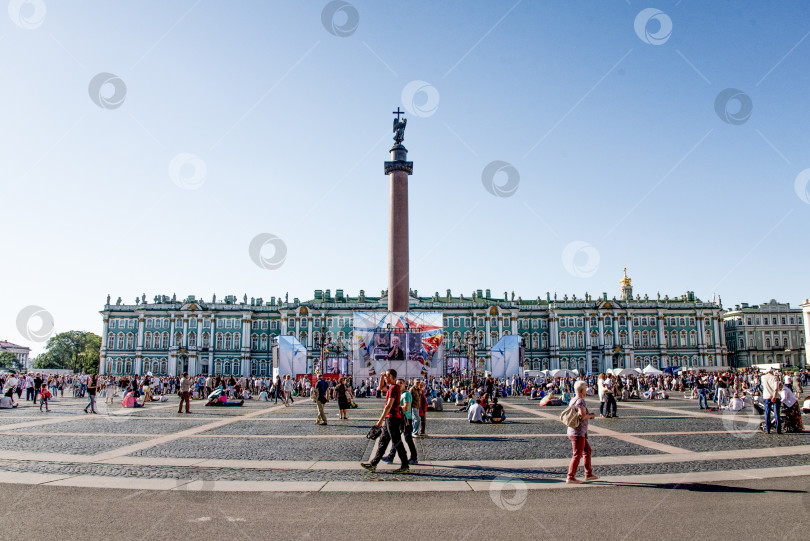 Скачать Санкт-Петербург, Россия, 30 июля 2017 года, туристы прогуливаются возле музея Зимнего дворца фотосток Ozero