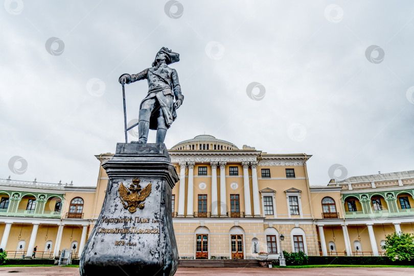 Скачать Санкт-Петербург, Россия, 5 августа 2017 года, Памятник императору Павлу на фоне дворца фотосток Ozero
