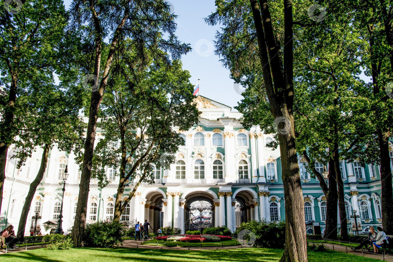 Скачать Санкт-Петербург, Россия, 30 июля 2017 года, туристы прогуливаются возле музея Зимнего дворца фотосток Ozero
