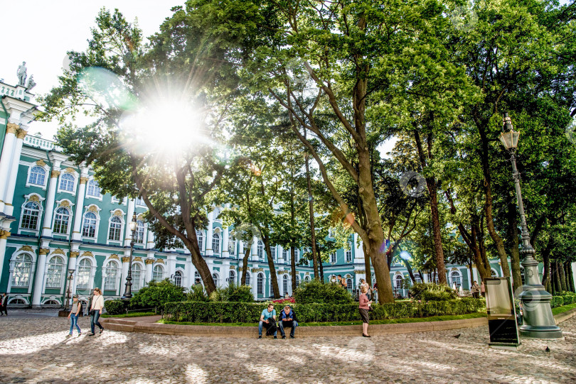 Скачать Санкт-Петербург, Россия, 30 июля 2017 года, туристы прогуливаются возле музея Зимнего дворца фотосток Ozero