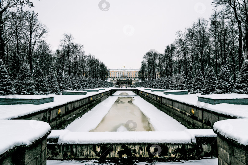 Скачать Санкт-Петербург, Россия, 18 февраля 2018 года, зимний дворец-музей "Петергоф" фотосток Ozero