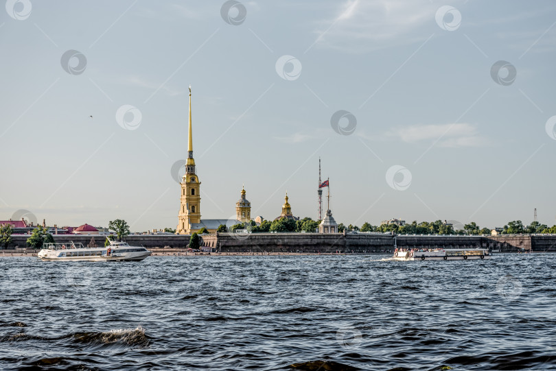 Скачать Санкт-Петербург, Россия, 21 июля 2019 года, Петропавловская крепость, панорама Невы фотосток Ozero