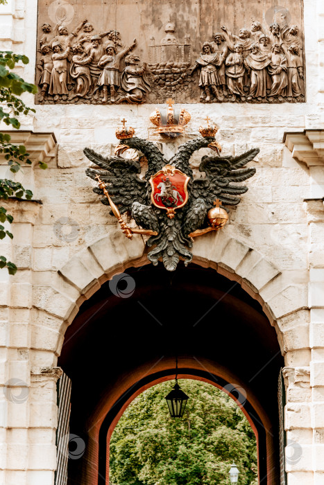 Скачать Санкт-Петербург, Россия, 7 августа 2020 года, государственный герб Петропавловской крепости. фотосток Ozero