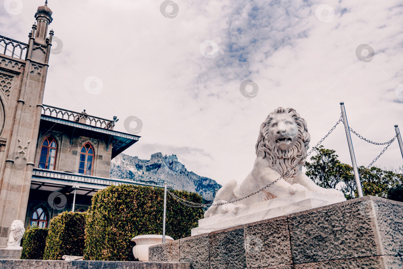Скачать Алупка, Крым, 8 июля 2020 года, исторический музей Воронцовского дворца на побережье Черного моря фотосток Ozero