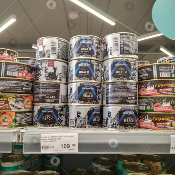 Скачать Отдел сардин в магазине "Smart". фотосток Ozero
