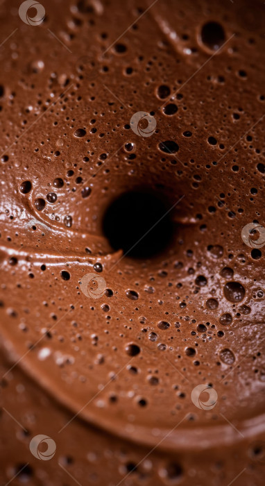 Скачать Завихряющаяся текстура шоколадного мусса с воздушными пузырьками. Вид вкусного коричневого десерта крупным планом. Сладкая пенка на фоне или концепция кулинарного ингредиента. фотосток Ozero