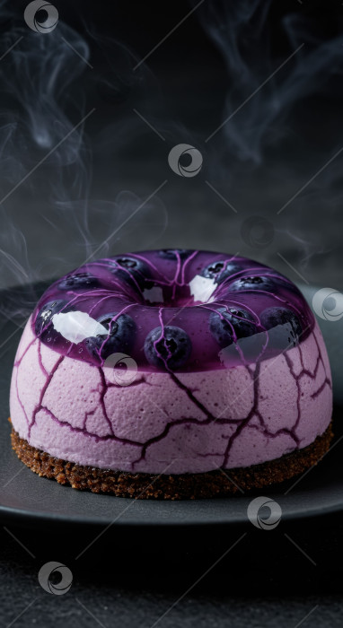 Скачать Черничный муссовый торт с зеркальной глазурью на темном блюде. Современный французский десерт с фиолетовой текстурой с эффектом растрескивания. фотосток Ozero