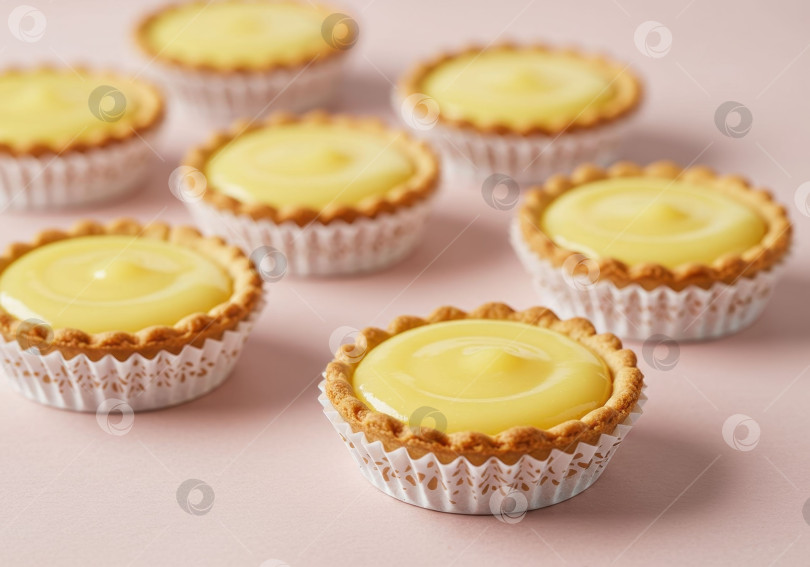 Скачать Восхитительный пирог с лимонным кремом и золотистой корочкой. Сладкий десерт для кондитерской концепции. фотосток Ozero
