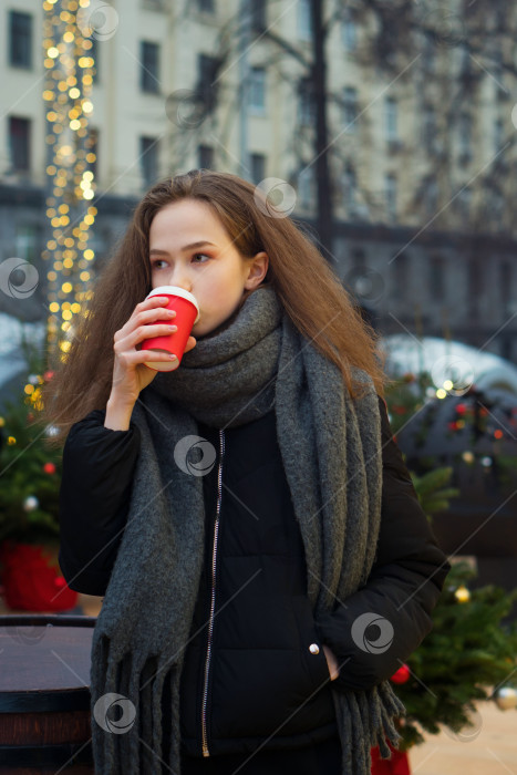 Скачать Девочка-подросток гуляет по рождественскому городу фотосток Ozero