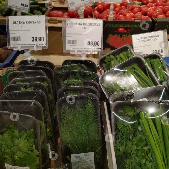 Скачать Отдел укропа в магазине "Smart". фотосток Ozero