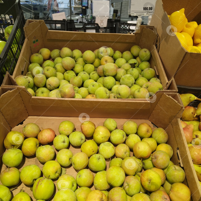 Скачать Отдел яблок в магазине "Smart". фотосток Ozero