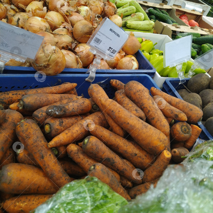 Скачать Отдел моркови в магазине "Smart". фотосток Ozero
