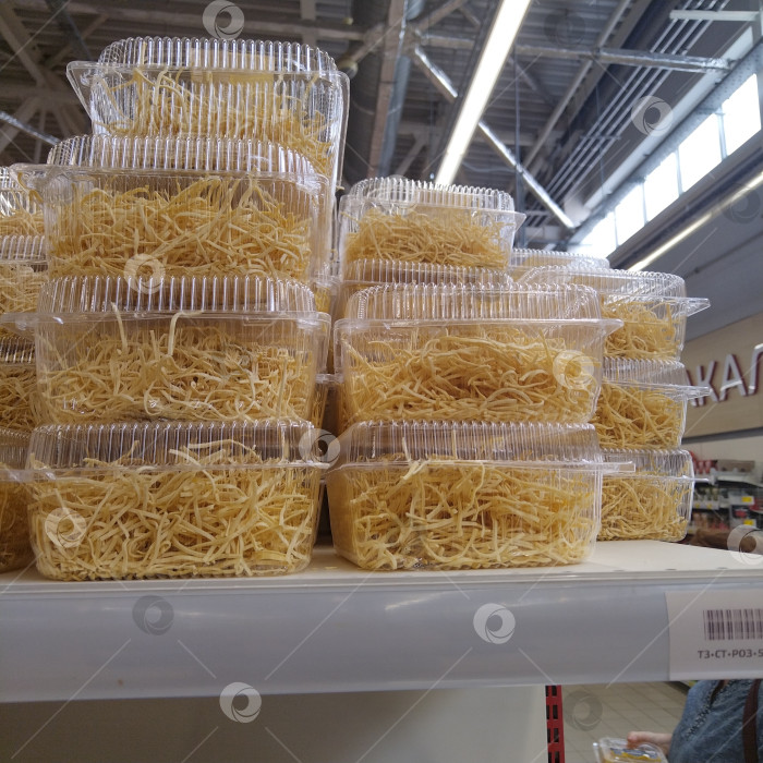 Скачать Отдел лапши в магазине "Магнит". фотосток Ozero