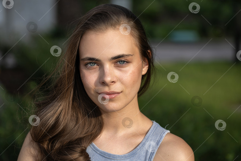 Скачать Портрет молодой красивой брюнетки-модели крупным планом фотосток Ozero