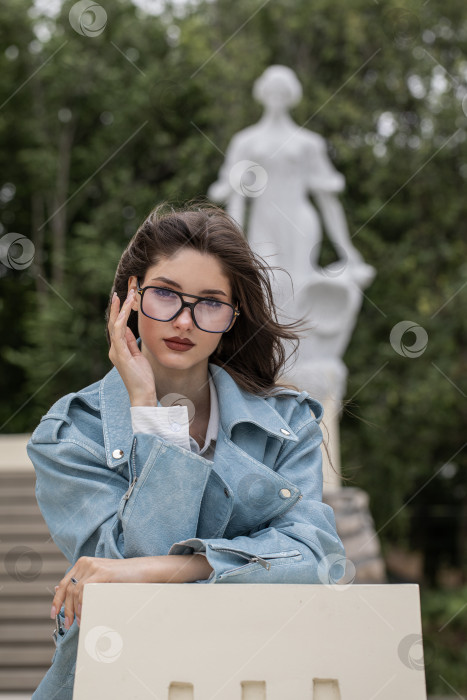 Скачать Портрет молодой красивой брюнетки в синей кожаной куртке фотосток Ozero