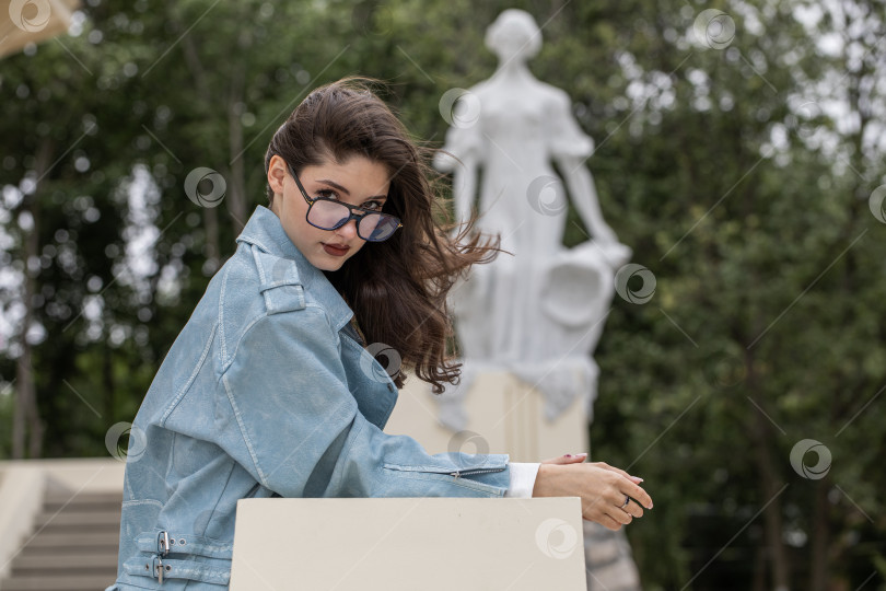 Скачать Портрет молодой красивой брюнетки в синей кожаной куртке фотосток Ozero