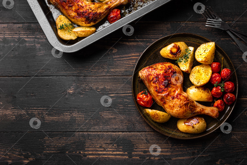 Скачать Запеченная в духовке четвертинка куриной ножки с картофелем и помидорами фотосток Ozero