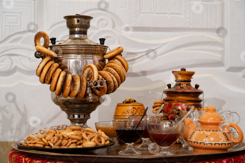 Скачать чайный стол с самоваром, чайником, рогаликами и пряниками, сладкой выпечкой фотосток Ozero