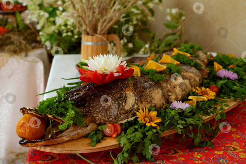 Скачать фаршированная щука, вареные раки с мочеными яблоками в ресторанной обстановке, деликатесы фотосток Ozero