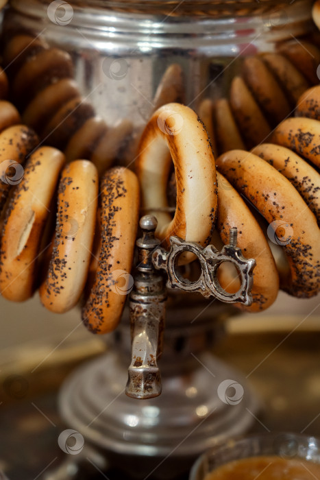 Скачать чайный стол с самоваром, чайником, рогаликами и пряниками, сладкой выпечкой фотосток Ozero
