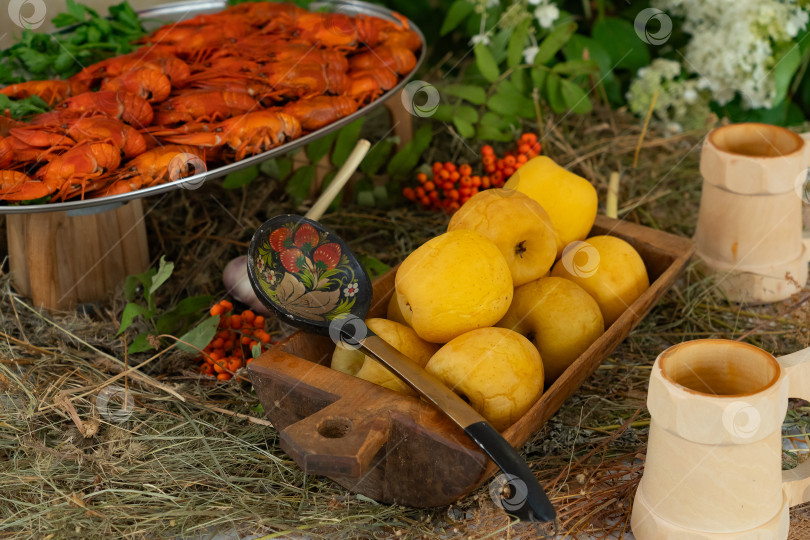 Скачать фаршированная щука, вареные раки с мочеными яблоками в ресторанной обстановке, деликатесы фотосток Ozero
