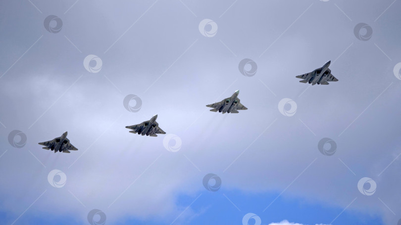 Скачать МОСКВА, РОССИЯ - 7 мая 2021 года: Авиационный парад в Москве. Сухой Су-57 в небе на параде Победы во Второй мировой войне в Москве, Россия фотосток Ozero