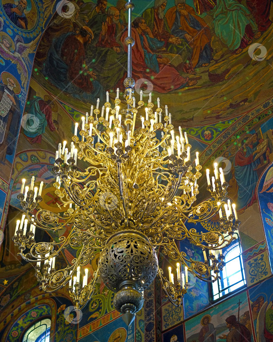 Скачать В православном храме горит большая бронзовая люстра фотосток Ozero