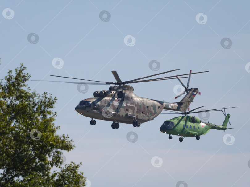 Скачать ЖУКОВСКИЙ, РОССИЯ - 01 сентября 2019 года: Демонстрация вертолета Ми-26 ВВС России на МАКС-2019, Россия фотосток Ozero