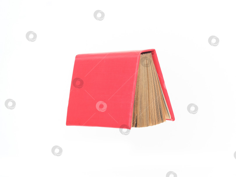 Скачать Летающая красная книга, выделенная на белом фоне фотосток Ozero