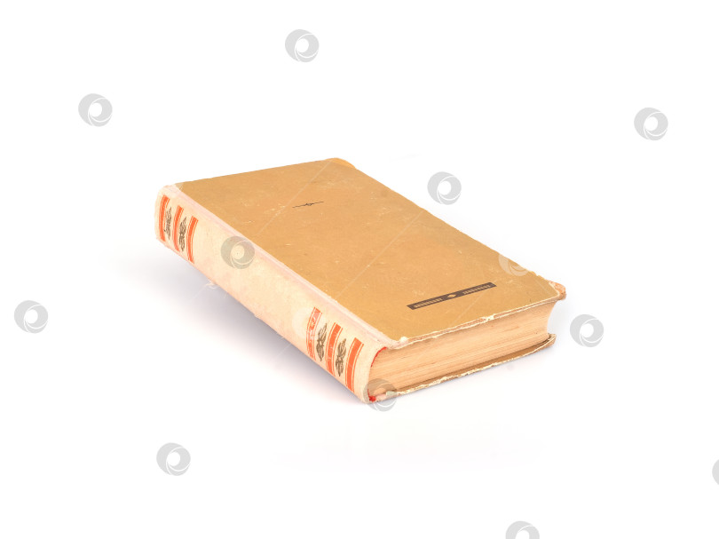 Скачать Старая книга в коричневой обложке, выделенная на белом фоне фотосток Ozero