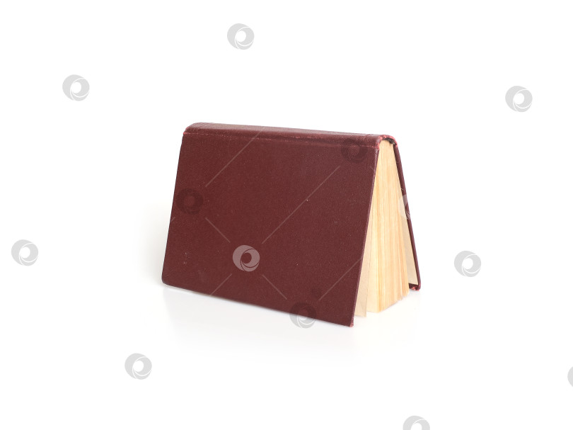 Скачать Книга в красной обложке, выделенная на белом фоне фотосток Ozero